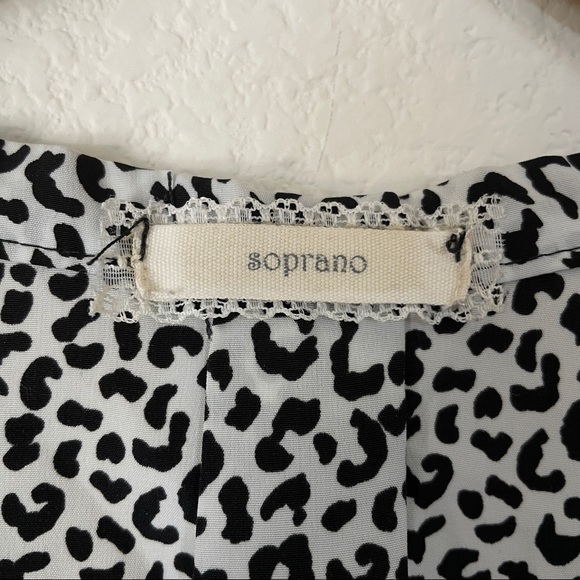 Sleeveless Blouse - Picture 4 of 8